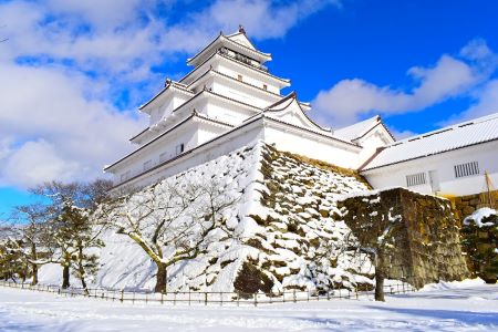 冬の鶴ヶ城 雪白と赤と藍を纏う旅、藍染め体験と天鏡蒸留所2日間